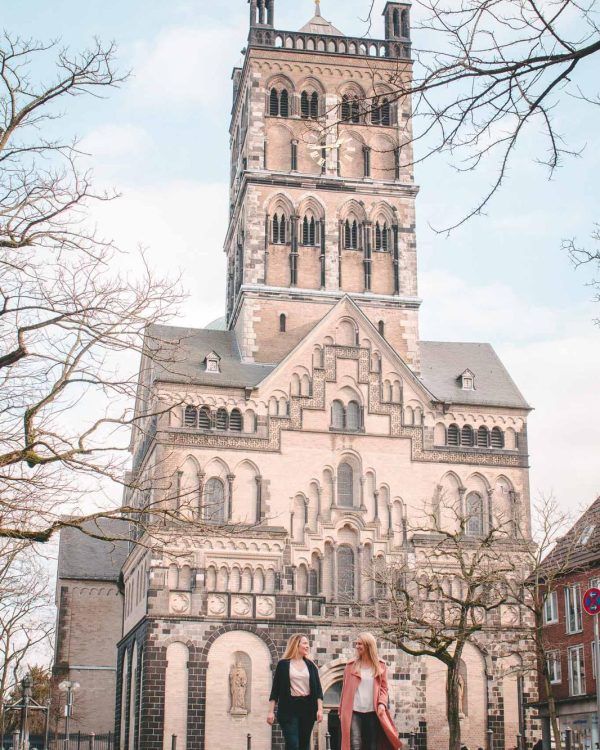 Hausglück Redel & Schneider Immobilien GmbH Annika Redel und Lisa Schneider vor Quirinus Münster